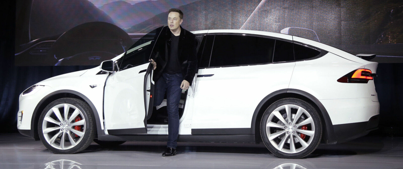 Tesla-sjef Elon Musk leverer som han har lovet. Tesla går med overskudd for første gang på to år. Foto: Scanpix. Tesla-sjef Elon Musk leverer som han har lovet. Tesla går med overskudd for første gang på to år. Foto: Scanpix.