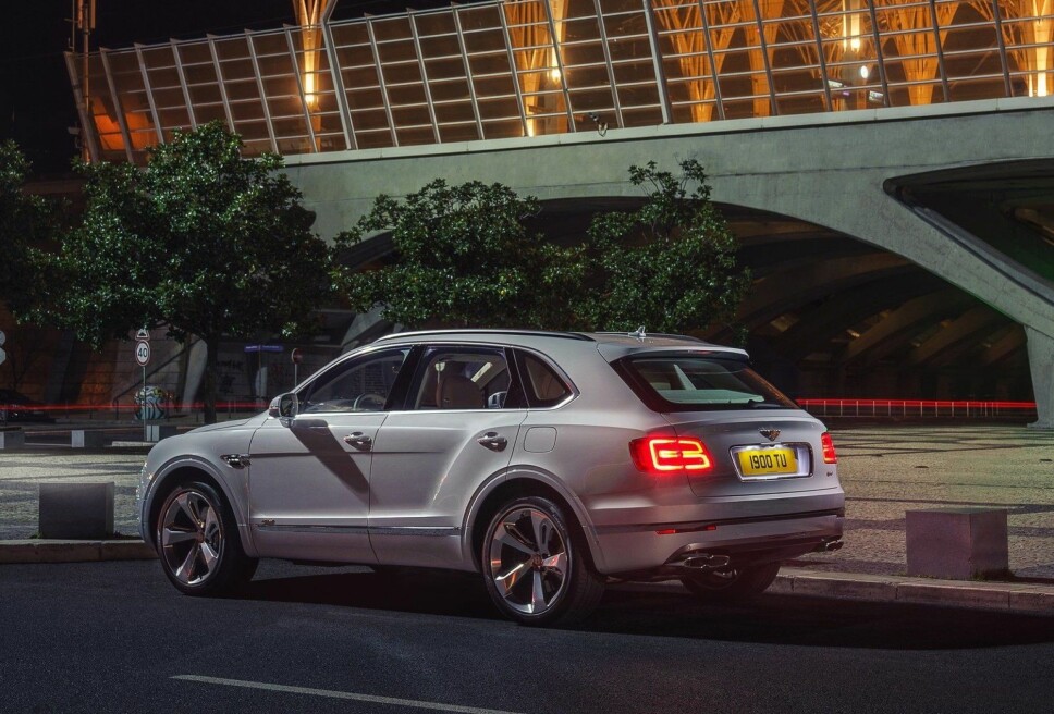 Bentayga er en ruvende bil. Så langt har den også dratt på seg veldig mye avgifter, det endrer seg (i alle fall litt) når den kommer som ladbar hybrid. Bentayga er en ruvende bil. Så langt har den også dratt på seg veldig mye avgifter, det endrer seg (i alle fall litt) når den kommer som ladbar hybrid.