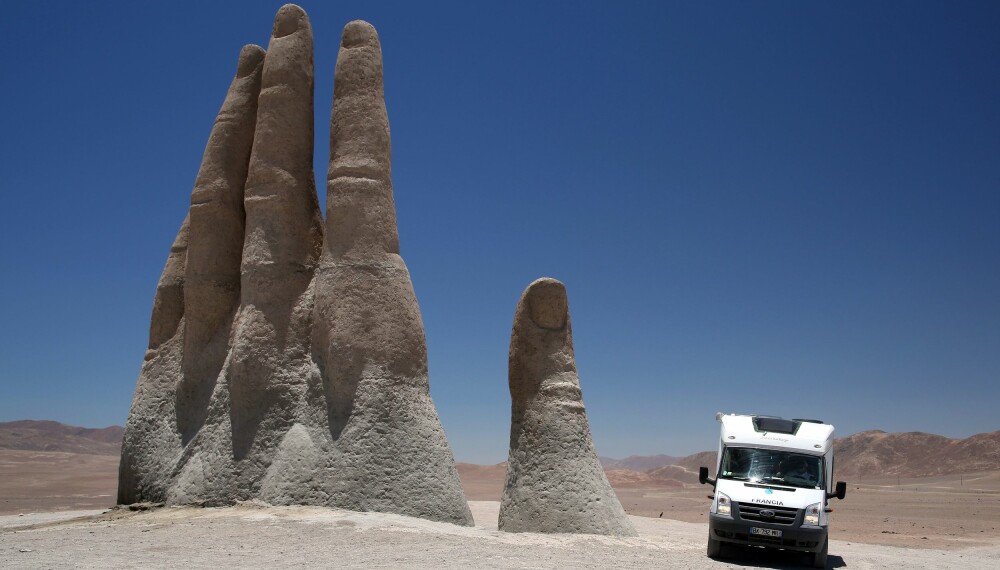 HIGH-FIVE TIL BOBILEN: Bobilferie er en skånsom ferieform sammenlignet med andre motoriserte ferieformer. Bildet er fra La Mano del Desierto i Atacamaørkenen i Chile. HIGH-FIVE TIL BOBILEN: Bobilferie er en skånsom ferieform sammenlignet med andre motoriserte ferieformer. Bildet er fra La Mano del Desierto i Atacamaørkenen i Chile.