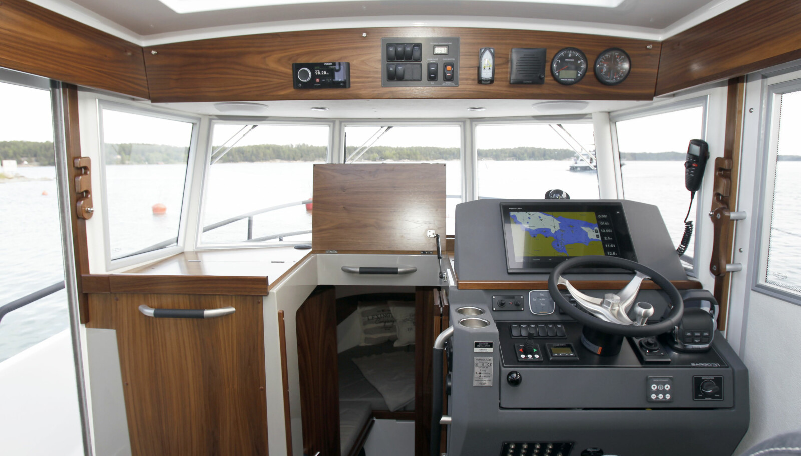 EGEN STIL: Klassisk design på førerplass, med en egen Sargo-vri på farger og utforming. EGEN STIL: Klassisk design på førerplass, med en egen Sargo-vri på farger og utforming.
