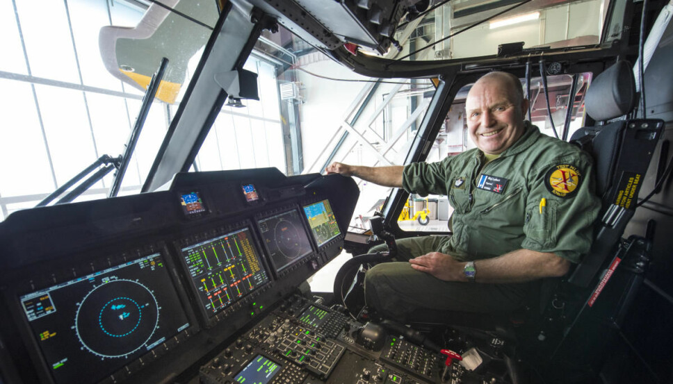 PÅ KONTORET: Testpiloten trives svært godt i den avanserte cockpiten til AW101. PÅ KONTORET: Testpiloten trives svært godt i den avanserte cockpiten til AW101.