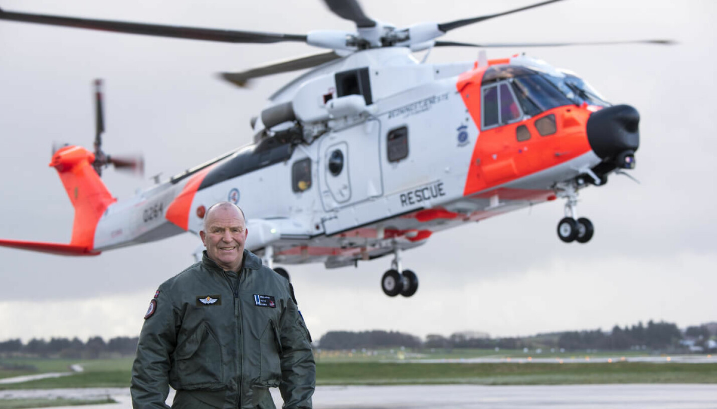 VETERAN: Sigmund Lockert
har testet fly i 32 år. Rednings-helikopteret AW101 er det nyeste og han håper å godkjenne <br>samtlige innen han går av
med pensjon. VETERAN: Sigmund Lockert
har testet fly i 32 år. Rednings-helikopteret AW101 er det nyeste og han håper å godkjenne <br>samtlige innen han går av
med pensjon.