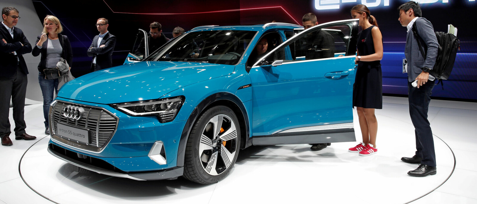 Interessen rundt Audi e-tron har vært enorm helt siden de første skissene som den over ble vist fram. Nå er det straks lansering i Norge. Interessen rundt Audi e-tron har vært enorm helt siden de første skissene som den over ble vist fram. Nå er det straks lansering i Norge.