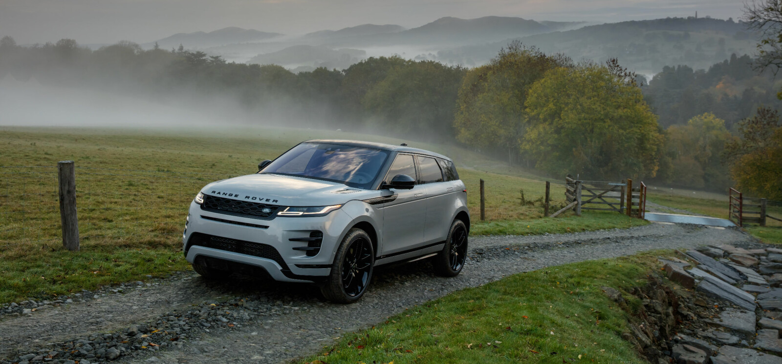Fronten har fått flere elementer vi kjenner fra storebror Velar. Det er neppe noe dumt grep av Range Rover. Fronten har fått flere elementer vi kjenner fra storebror Velar. Det er neppe noe dumt grep av Range Rover.