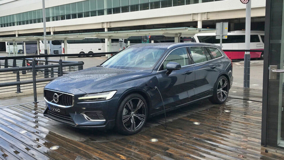 Dette er en bil som kan bli en stor suksess når den kommer til neste år: Ladbar-versjon av Volvo V60. Men det krever også at det ikke blir store avgiftsøkninger på denne biltypen. Dette er en bil som kan bli en stor suksess når den kommer til neste år: Ladbar-versjon av Volvo V60. Men det krever også at det ikke blir store avgiftsøkninger på denne biltypen.