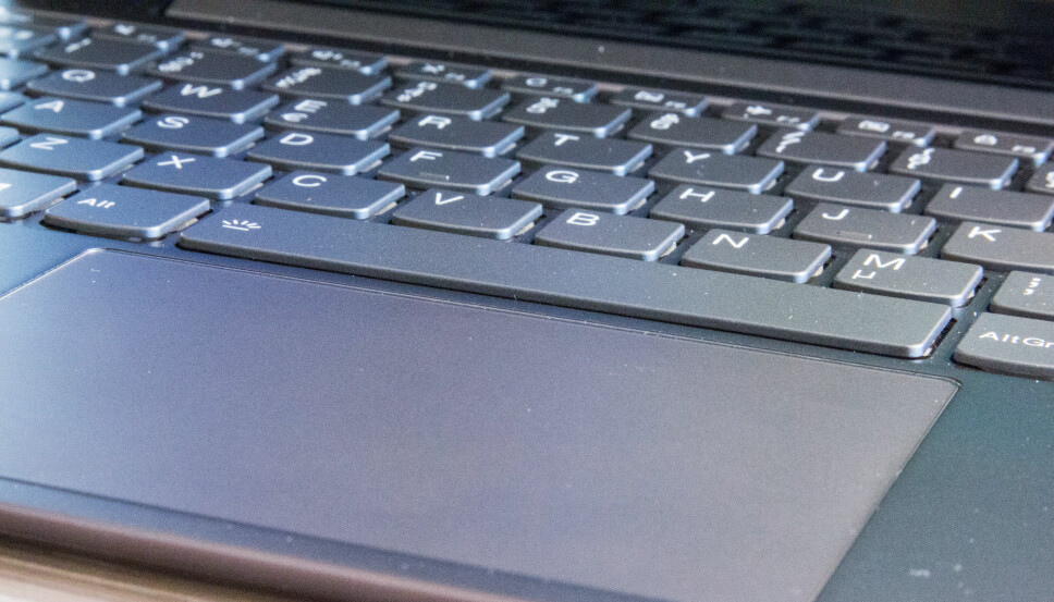 <b>KOMFORTABEL:</b> Tastaturet har fått et øy-layout og har taster med kort vandring, men som er presise å skrive på. <b>KOMFORTABEL:</b> Tastaturet har fått et øy-layout og har taster med kort vandring, men som er presise å skrive på.