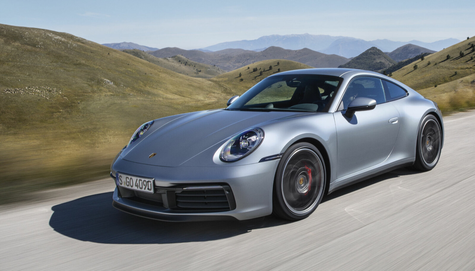911: Den ikonisk sportsbilen er blitt bredere og ser dermed enda mer muskuløs ut. 911: Den ikonisk sportsbilen er blitt bredere og ser dermed enda mer muskuløs ut.
