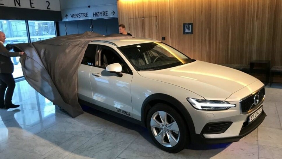 Her trekker de duken av V60 Cross Country. Bilen hadde premiere i Norge denne uken. Her trekker de duken av V60 Cross Country. Bilen hadde premiere i Norge denne uken.