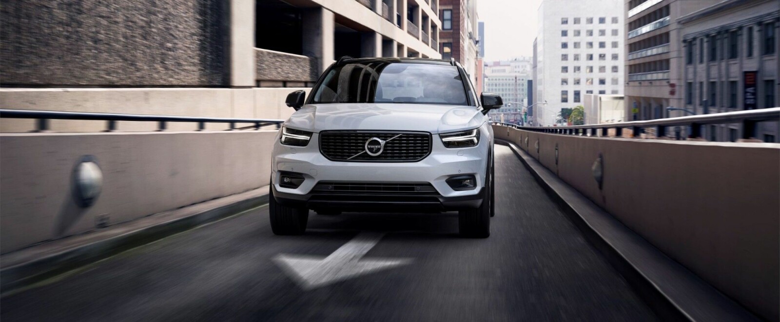 Volvos kompakte SUV XC40 kommer som ladbar hybrid til neste år. I 2020 blir den så Volvos første elbil. Volvos kompakte SUV XC40 kommer som ladbar hybrid til neste år. I 2020 blir den så Volvos første elbil.