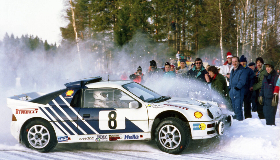 <b>DEBUT</b>: Svenske Kalle Grundel kjørte RS200 i rallybilens debut i Rally Sverige, og senere også i Rally Acropolis. <b>DEBUT</b>: Svenske Kalle Grundel kjørte RS200 i rallybilens debut i Rally Sverige, og senere også i Rally Acropolis.