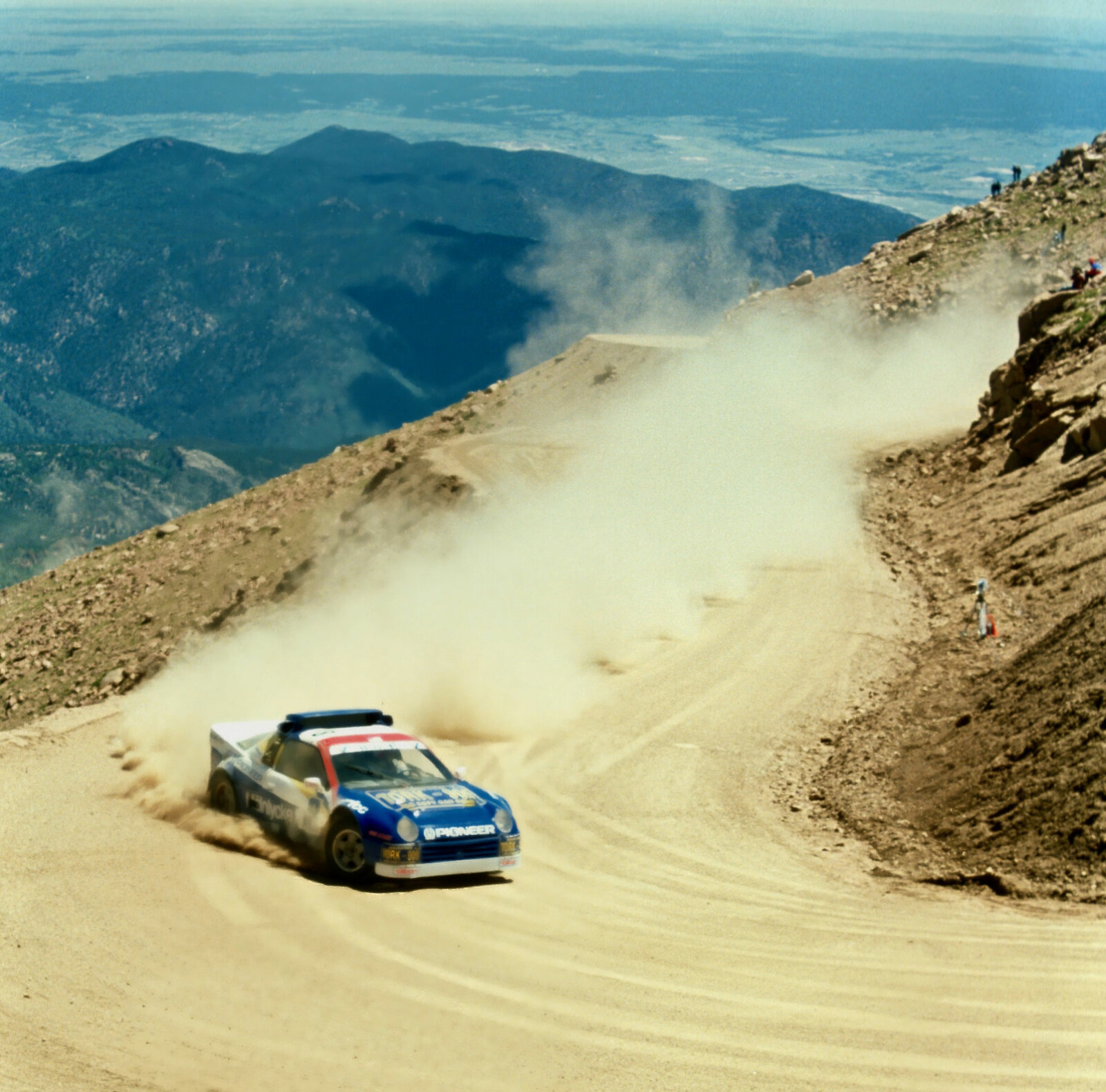<b>PIKES PEAK:</b> Nå avdøde Thor Holm deltok i verdens lengste bakkeløp Pikes Peak i 1991, i en RS200 Evolution. <b>PIKES PEAK:</b> Nå avdøde Thor Holm deltok i verdens lengste bakkeløp Pikes Peak i 1991, i en RS200 Evolution.