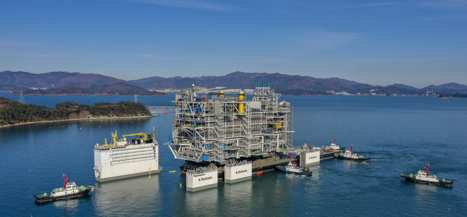 <b>SENKES NED:</b> BOKA Vanguard er er verdens største tungtransportfartøy. Her slepes og skyves prosessplattformdekket om bord i Sør-Korea. Nå skal plattformen til Stord. <b>SENKES NED:</b> BOKA Vanguard er er verdens største tungtransportfartøy. Her slepes og skyves prosessplattformdekket om bord i Sør-Korea. Nå skal plattformen til Stord.