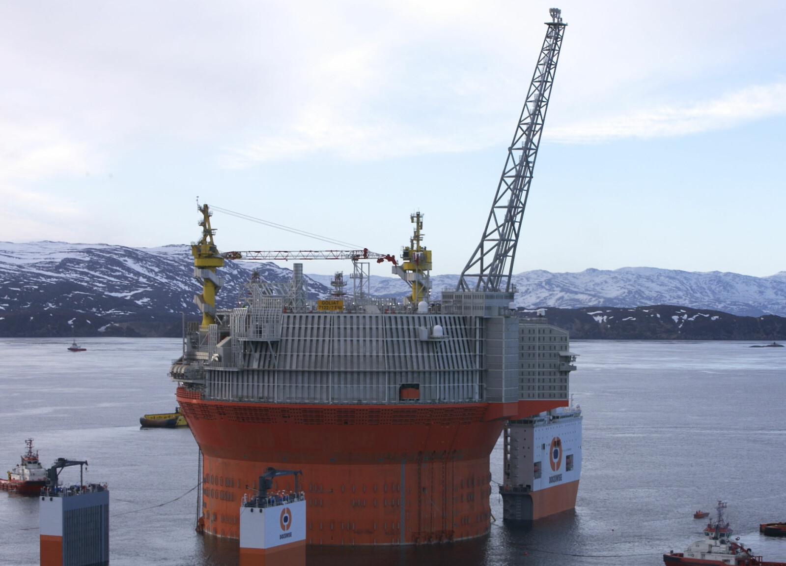 <b>SLEPES AV:</b> Her slepes Goliat FPSO av BOKA Vanguard (da Dockwise Vanguard) utenfor Hammerfest. Plattformen opereres av Eni Norge. <b>SLEPES AV:</b> Her slepes Goliat FPSO av BOKA Vanguard (da Dockwise Vanguard) utenfor Hammerfest. Plattformen opereres av Eni Norge.