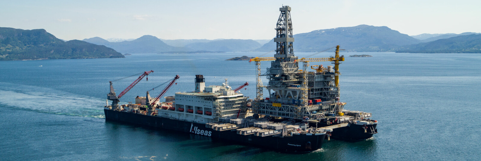 <b>ANNEN GIGANT: </b>Til våren skal en annen gigant i aksjon for Johan Sverdrup-feltet. Da skal Pioneering Spirit hente prosessplattformen hos Kværner på Stord og frakte den ut til feltet. På bildet har den selve boreplattformen til Johan Sverdrup på dekk. <b>ANNEN GIGANT: </b>Til våren skal en annen gigant i aksjon for Johan Sverdrup-feltet. Da skal Pioneering Spirit hente prosessplattformen hos Kværner på Stord og frakte den ut til feltet. På bildet har den selve boreplattformen til Johan Sverdrup på dekk.