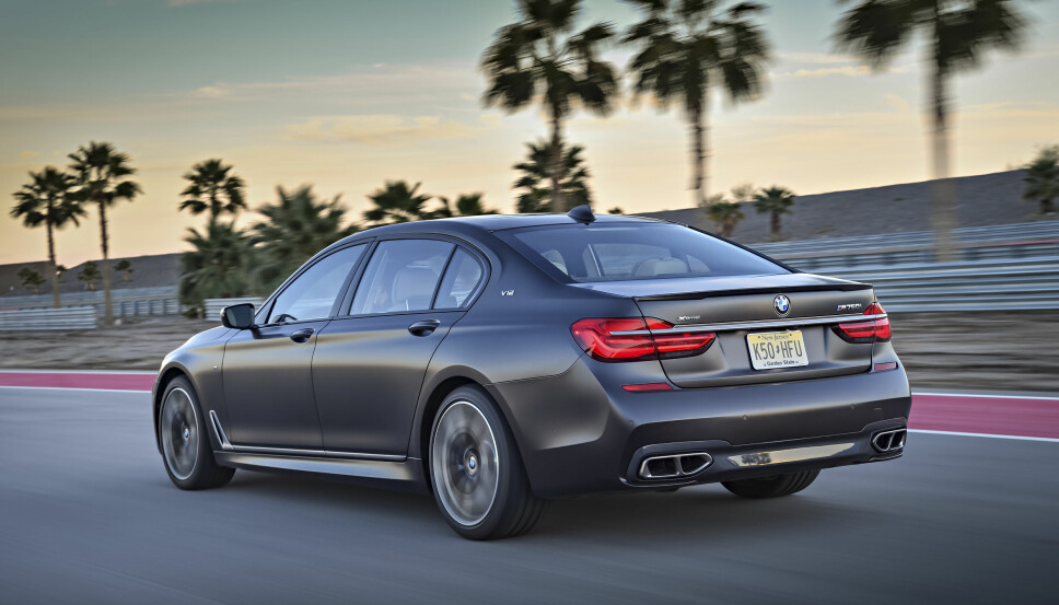2016: Dagens versjon av BMW M760Li. 2016: Dagens versjon av BMW M760Li.