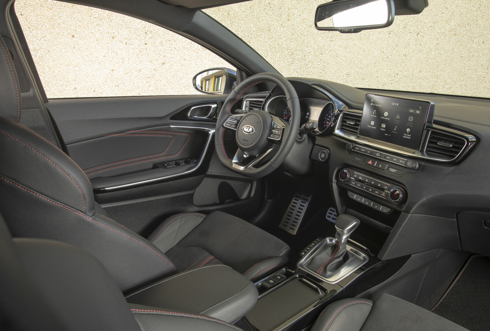 <b>COCKPIT:</b> Sidestøtten i setene i Kia Proceed GT er god, sittestilling god og den 8-tommers berøringsskjermen er plassert forbilledlig høyt. <b>COCKPIT:</b> Sidestøtten i setene i Kia Proceed GT er god, sittestilling god og den 8-tommers berøringsskjermen er plassert forbilledlig høyt.