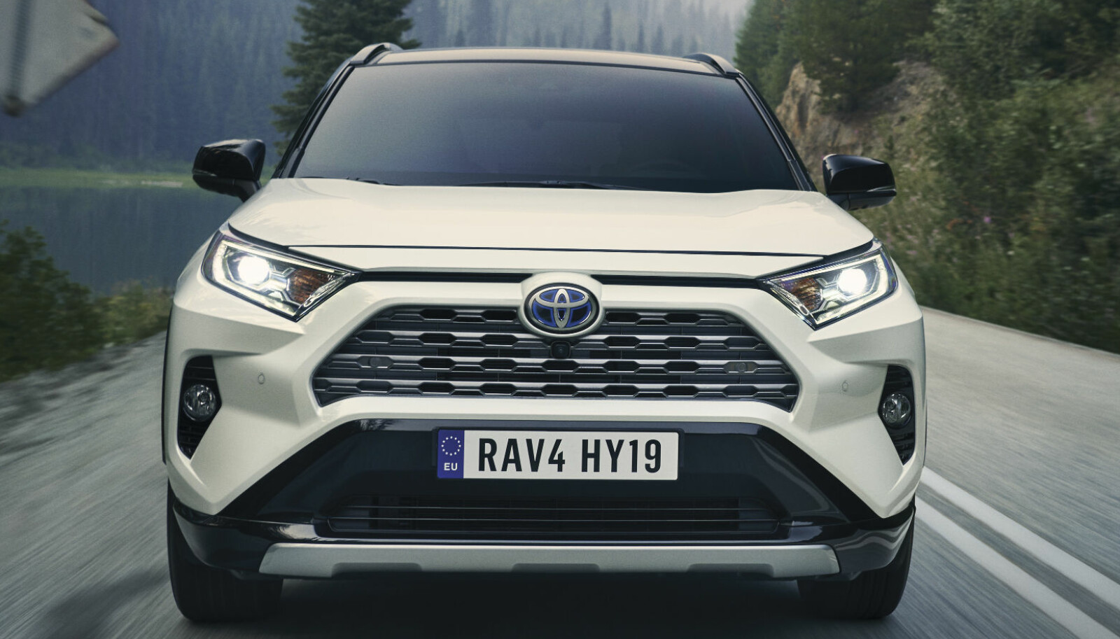 <b>SPLITTER NY:</b> Vi har prøvekjørt nye Toyota RAV4, som er 5. generasjon av den populære SUV-en fra Toyota. <b>SPLITTER NY:</b> Vi har prøvekjørt nye Toyota RAV4, som er 5. generasjon av den populære SUV-en fra Toyota.