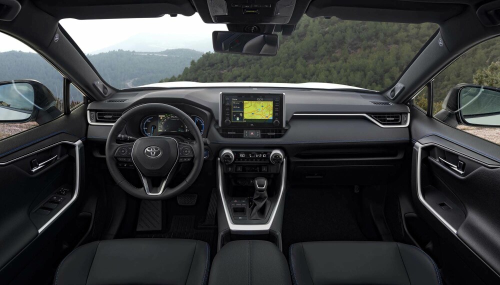 <b>MODERNE INTERIØR:</b> Innsiden på nye RAV4 er også oppgradert med et mer livlig og spennende instrumentpanel. <b>MODERNE INTERIØR:</b> Innsiden på nye RAV4 er også oppgradert med et mer livlig og spennende instrumentpanel.