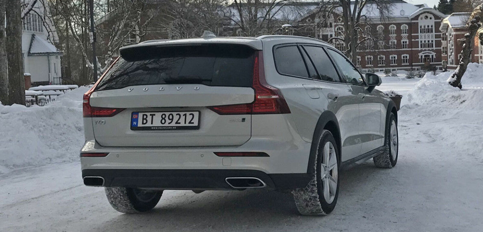 VOLVO V60 CROSS COUNTRY: Nye V60 i Cross Country utgave er en bil som har mye å leve opp til. På mange måter etterfølger den storselgeren XC70 Cross Country. VOLVO V60 CROSS COUNTRY: Nye V60 i Cross Country utgave er en bil som har mye å leve opp til. På mange måter etterfølger den storselgeren XC70 Cross Country.