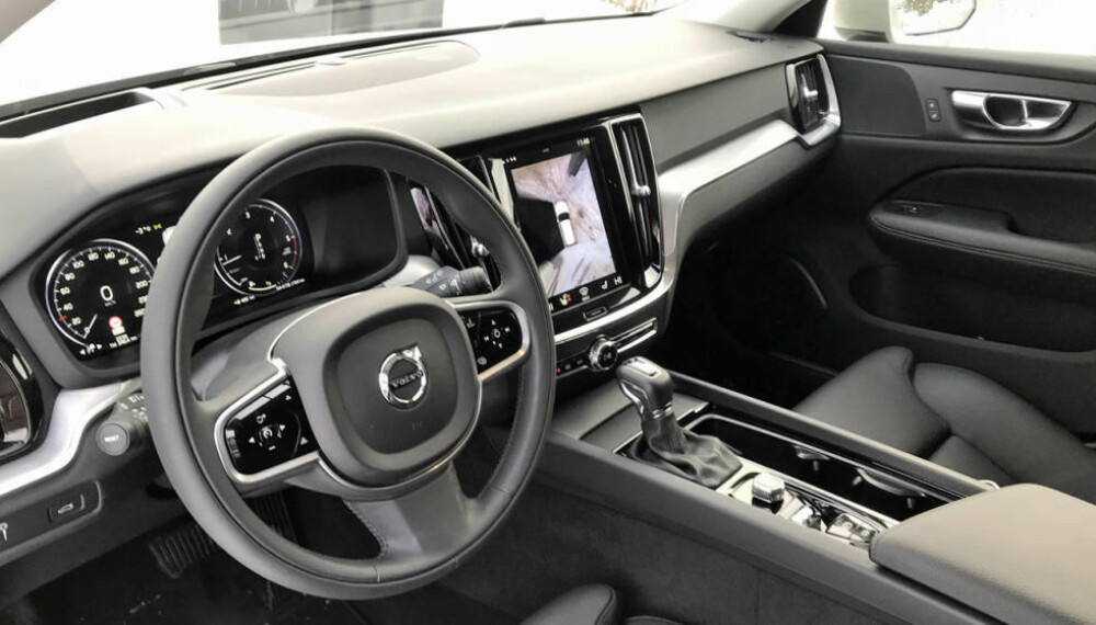 <b>INTERIØR VOLVO V60 CROSS COUNTRY:</b> Typisk Volvo-interiør, men her blir det litt ensformig fargemessig. <b>INTERIØR VOLVO V60 CROSS COUNTRY:</b> Typisk Volvo-interiør, men her blir det litt ensformig fargemessig.