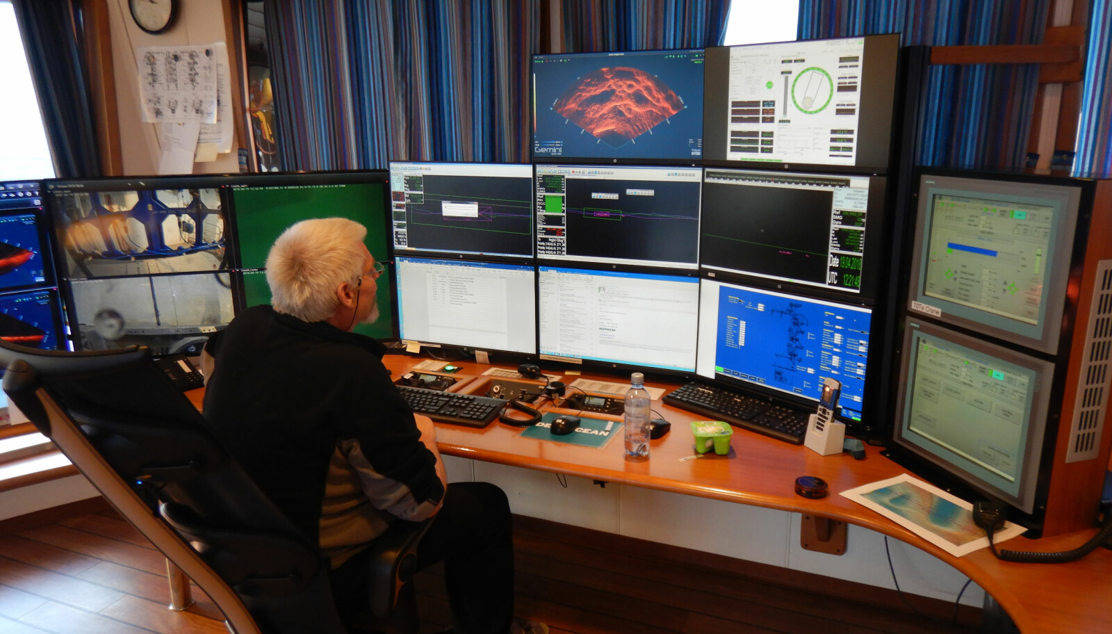 <b>FULL OVERSIKT:</b> Shift-superviser Svein Ove Nilsen styrer operasjonene via skjermer som viser bilder fra alt som skjer. <b>FULL OVERSIKT:</b> Shift-superviser Svein Ove Nilsen styrer operasjonene via skjermer som viser bilder fra alt som skjer.