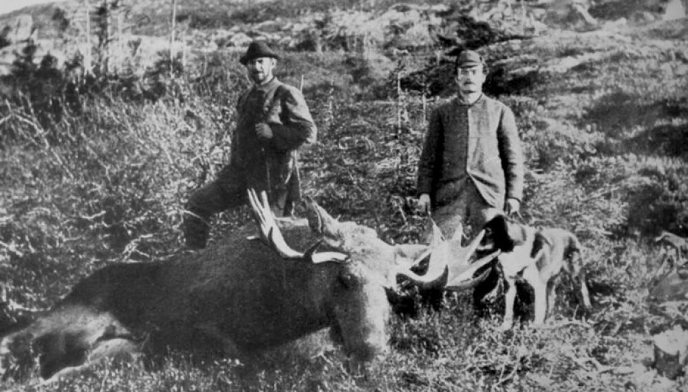 <b>ELGJAKT: </b>Otto Schulz (t.h.) og en jegerkompis på elgjakt. <b>ELGJAKT: </b>Otto Schulz (t.h.) og en jegerkompis på elgjakt.
