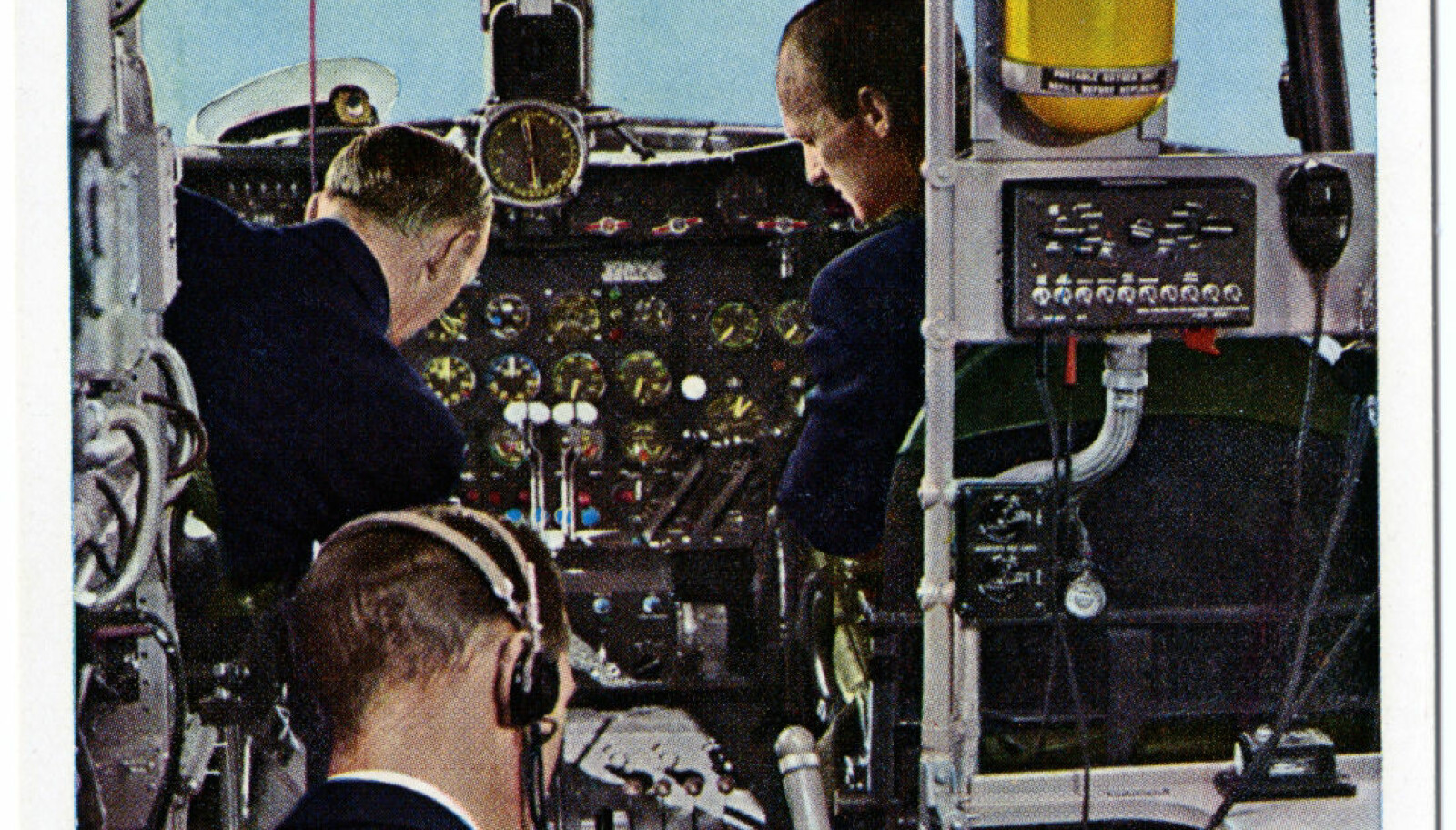 <b>COCKPIT:</b> Her er tre av besetningen ombord i en DC 7-C. De er Pilot in Command, maskinisten og navigatøren. Når flyet nådde marsjhøyde gikk gjerne en av pilotene til "Stateroom" for å slappe av litt. Maskinisten tok da pilotens plass. Det var alltid minimum to på plass i cockpit. (Foto: SAS). <b>COCKPIT:</b> Her er tre av besetningen ombord i en DC 7-C. De er Pilot in Command, maskinisten og navigatøren. Når flyet nådde marsjhøyde gikk gjerne en av pilotene til "Stateroom" for å slappe av litt. Maskinisten tok da pilotens plass. Det var alltid minimum to på plass i cockpit. (Foto: SAS).