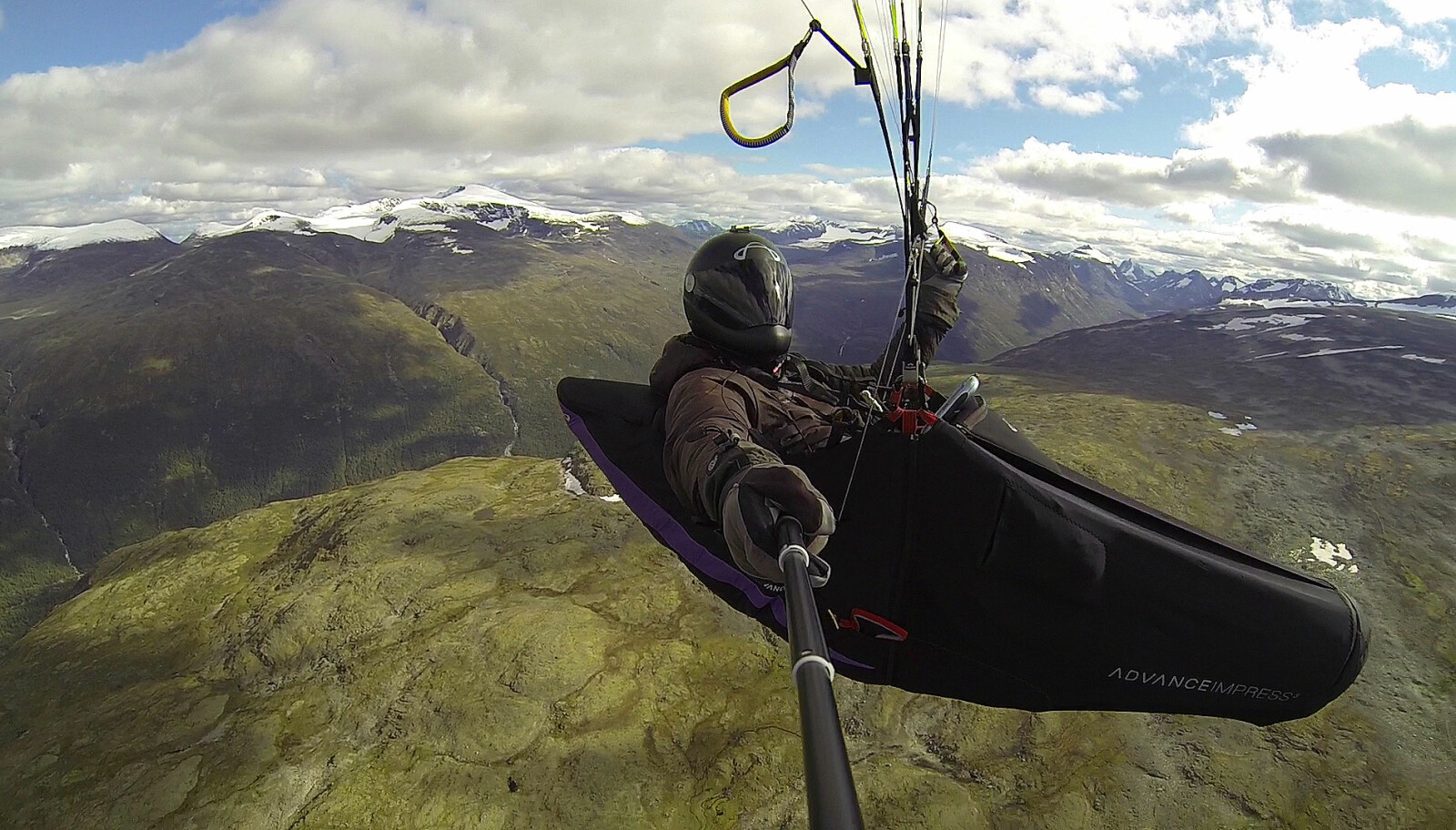 <b>PARAGLIDEREN:</b> Frode i sitt rette element, høyt til værs. Bildet er en selfie, tatt over samme Jettaplatået hvor dramaet utspilte seg. <b>PARAGLIDEREN:</b> Frode i sitt rette element, høyt til værs. Bildet er en selfie, tatt over samme Jettaplatået hvor dramaet utspilte seg.