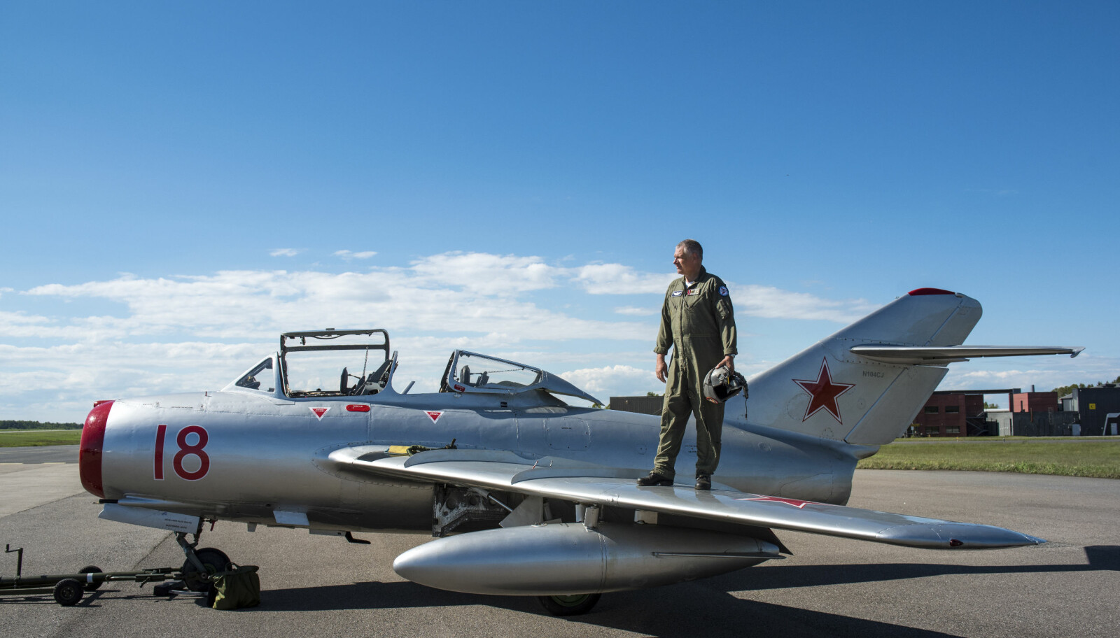 <b>MIGTIME: </b>Kenneth Aarkvisla og «Rød 18». MiG-15-flyet er det eneste i Europa som fortsatt flyr. <b>MIGTIME: </b>Kenneth Aarkvisla og «Rød 18». MiG-15-flyet er det eneste i Europa som fortsatt flyr.