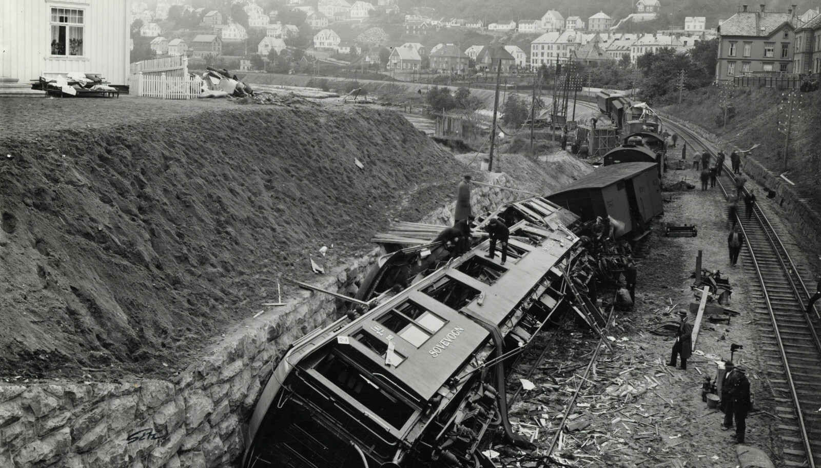 <b>TRAGEDIEN:</b> I dette togsettet døde seks av de prominente gjestene etter åpningen av Dovrebanen i 1921. <b>TRAGEDIEN:</b> I dette togsettet døde seks av de prominente gjestene etter åpningen av Dovrebanen i 1921.