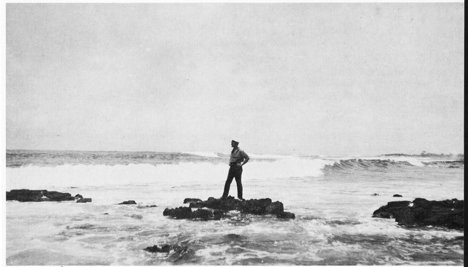 <b>LANGT HJEMMEFRA: </b>En av de norske kolonistene, trolig Thorolf Østmoen, skuer ut over havet. Hentet fra boken «Drømmen om Galapagos» <b>LANGT HJEMMEFRA: </b>En av de norske kolonistene, trolig Thorolf Østmoen, skuer ut over havet. Hentet fra boken «Drømmen om Galapagos»