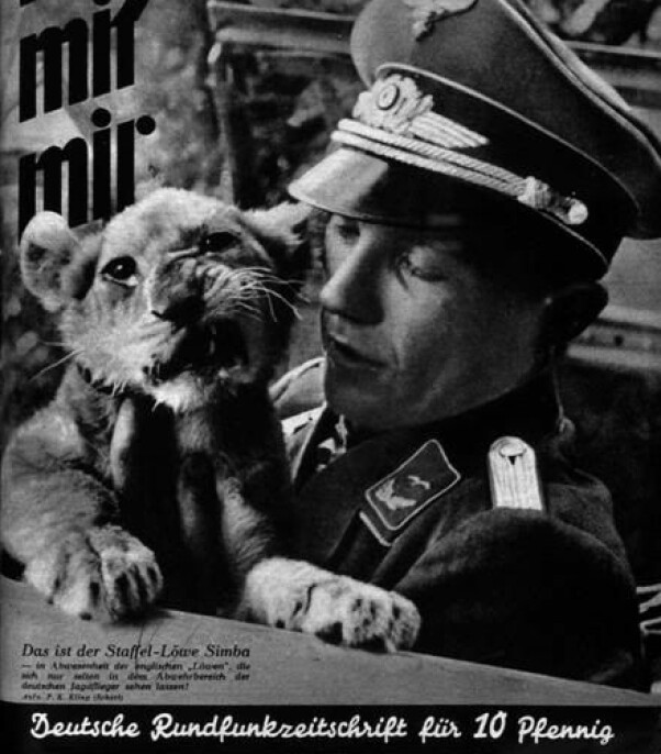 <b>MEDIAHELT: </b>I august 1940 var Franz von Werra på forsiden av tyske ukeblader sammen med løvemaskoten Simba. <b>MEDIAHELT: </b>I august 1940 var Franz von Werra på forsiden av tyske ukeblader sammen med løvemaskoten Simba.