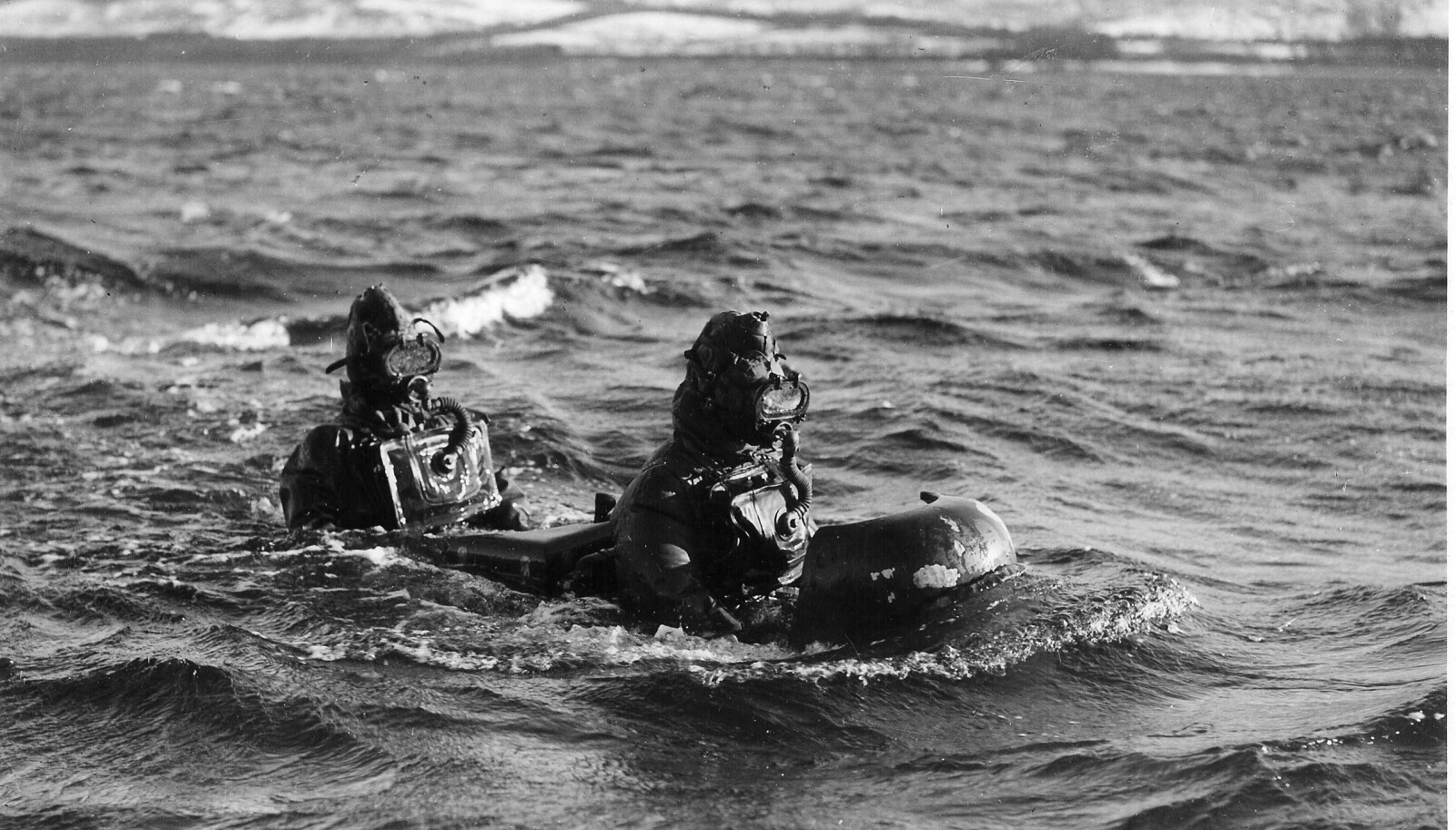 <b>MOT SLAGSKIP:</b> Den menneskelige torpedoen "Chariot". To av disse hang under "Arthur" – ført av Leif Larsen- inn Trondheimsfjorden i et forsøk på uskadeliggjøring av slagskipet "Tripitz" – Shetlandsgjengens desidert mest kompliserte operasjon. <b>MOT SLAGSKIP:</b> Den menneskelige torpedoen "Chariot". To av disse hang under "Arthur" – ført av Leif Larsen- inn Trondheimsfjorden i et forsøk på uskadeliggjøring av slagskipet "Tripitz" – Shetlandsgjengens desidert mest kompliserte operasjon.