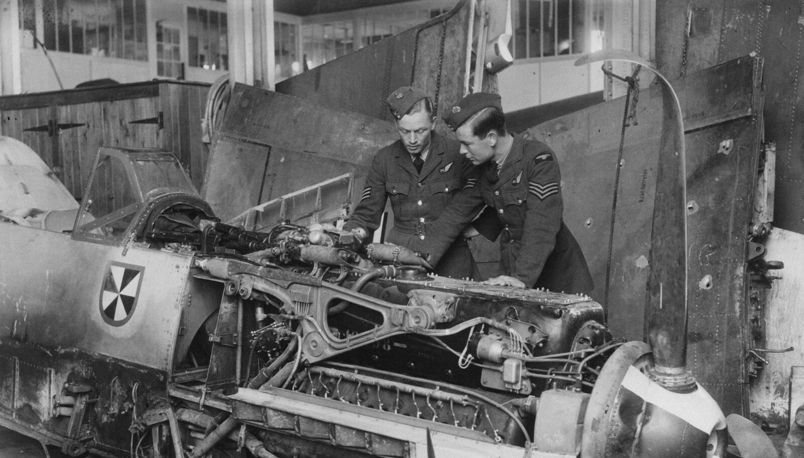 <b>INTERESSANT FANGST:</b> Personell fra RAF undersøker vraket av von Werras Messerschmitt. <b>INTERESSANT FANGST:</b> Personell fra RAF undersøker vraket av von Werras Messerschmitt.
