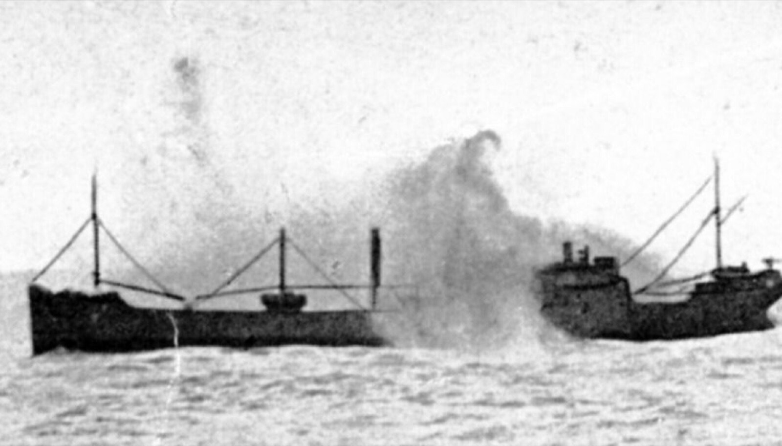 <b>TORPEDERT:</b> Dette bildet er tatt av en krigsfotograf om bord i «Admiral Hipper» (til høyre) og viser torpederingen av det norske handelsskipet. Bildet lånt av Erling Skjold. <b>TORPEDERT:</b> Dette bildet er tatt av en krigsfotograf om bord i «Admiral Hipper» (til høyre) og viser torpederingen av det norske handelsskipet. Bildet lånt av Erling Skjold.