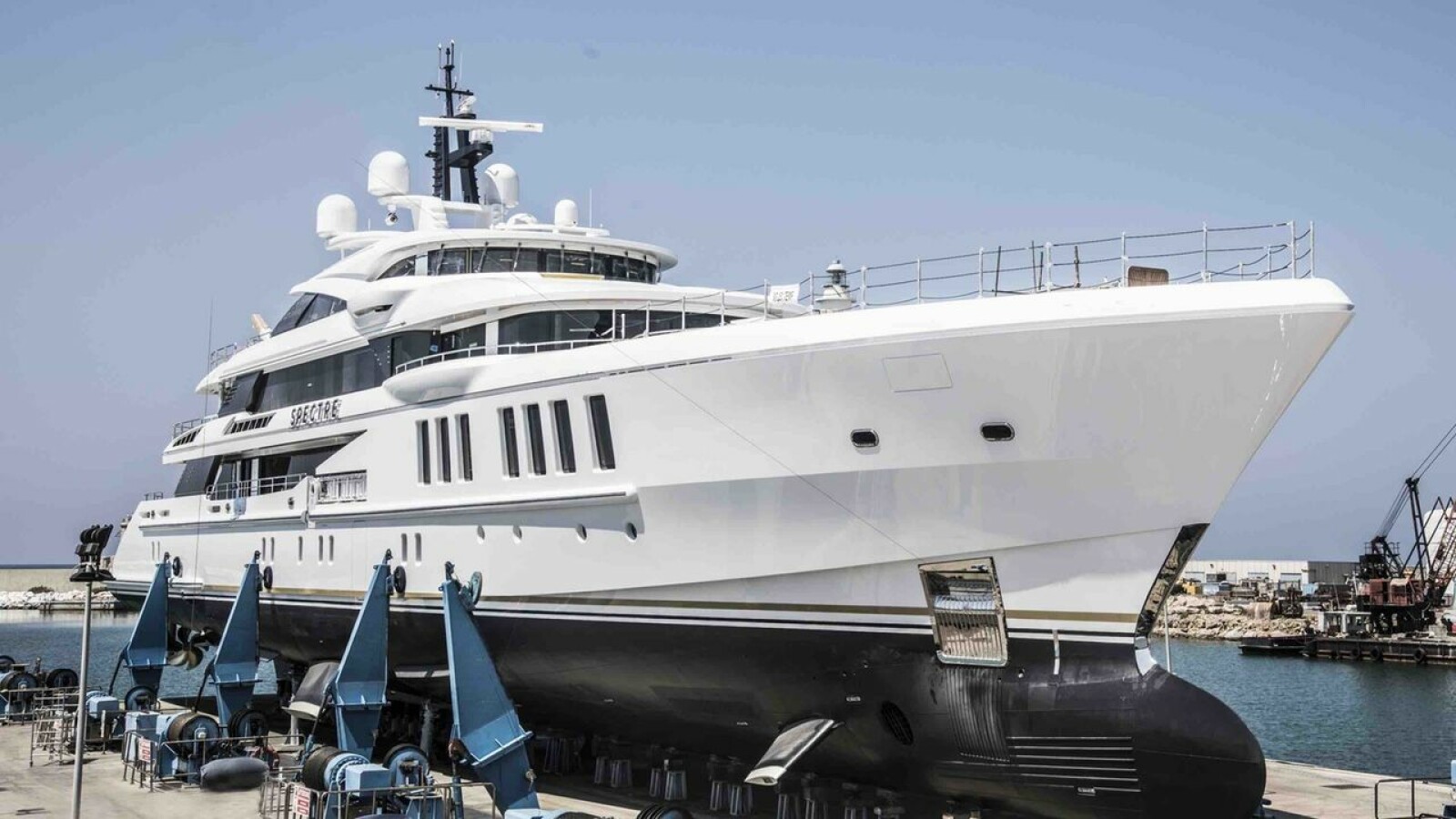 <b>SPECTRE:</b> Solide dimensjoner over 69 meters-yachten. <b>SPECTRE:</b> Solide dimensjoner over 69 meters-yachten.