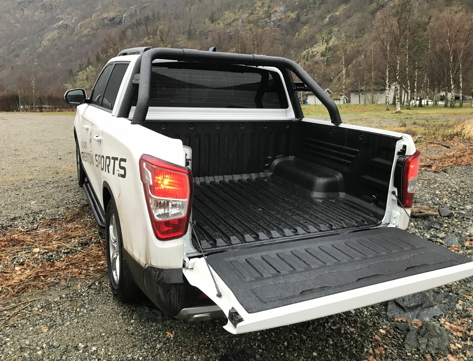 <b>PLANET:</b> Rexton Sports fås kun som dobbelkabin. Planet er rundt 20 centimeter kortere enn hos de tøffeste konkurrentene, men minst like bredt. <b>PLANET:</b> Rexton Sports fås kun som dobbelkabin. Planet er rundt 20 centimeter kortere enn hos de tøffeste konkurrentene, men minst like bredt.