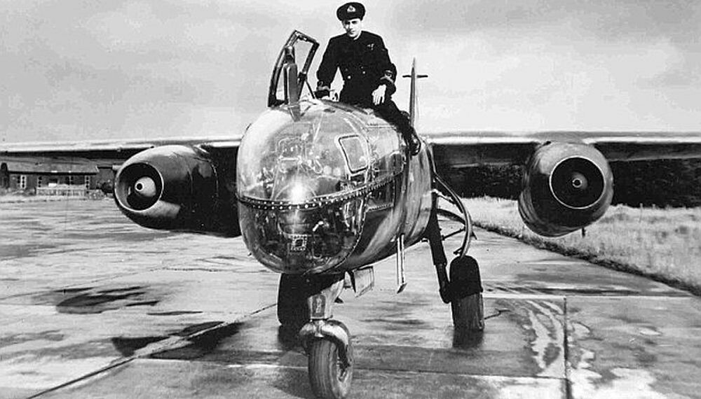 LEGENDE: Erik "Winkle" Brown var RAFs fremste testpilot og fløy Arado 234 fra Sola til England. Brown fløy totalt 487 forskjellige flytyper, flere enn noen andre. LEGENDE: Erik "Winkle" Brown var RAFs fremste testpilot og fløy Arado 234 fra Sola til England. Brown fløy totalt 487 forskjellige flytyper, flere enn noen andre.