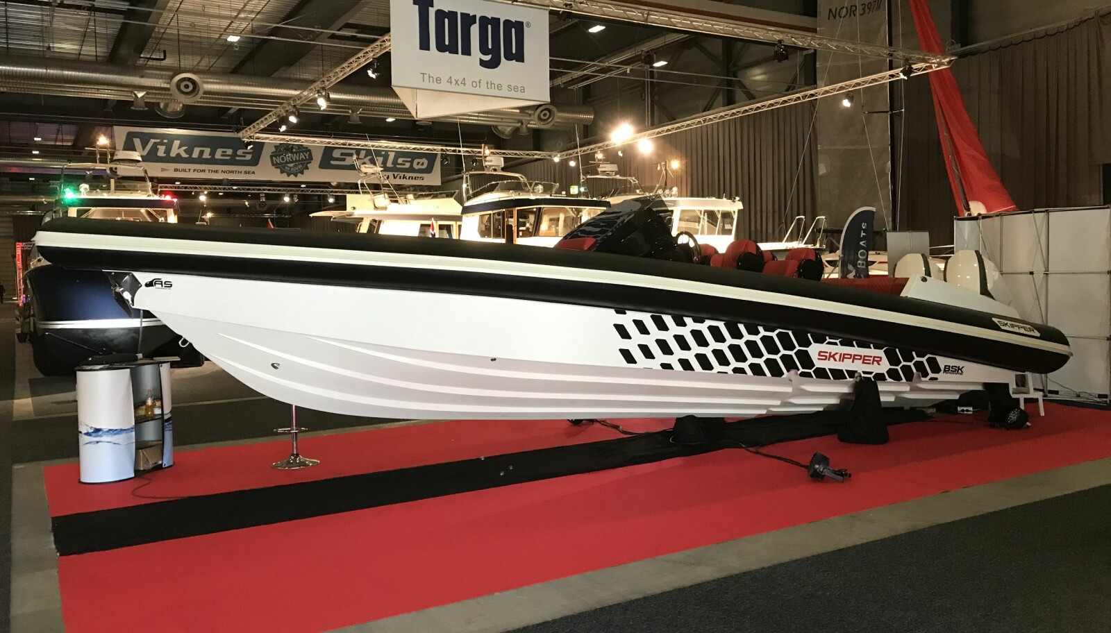 <b>NY I NORGE:</b> Skipper 4X 90. RIB-en har et ni meter langt, steppet skrog. <b>NY I NORGE:</b> Skipper 4X 90. RIB-en har et ni meter langt, steppet skrog.