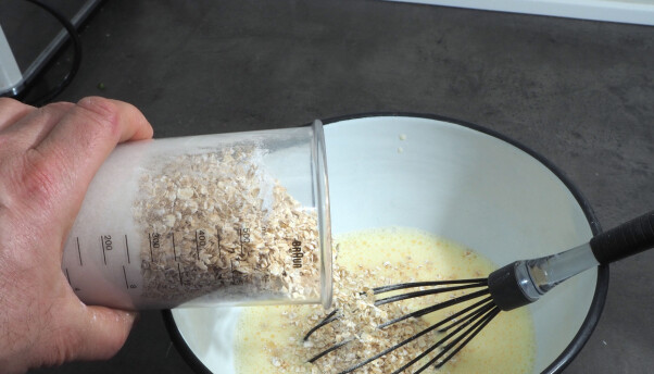 <b>TØRT I VÅTT:</b> Egg og og melk vispes først når du lager vaffelrøre. <b>TØRT I VÅTT:</b> Egg og og melk vispes først når du lager vaffelrøre.