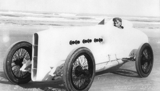 <b>KRUTTØNNE MED FLYMOTOR:</b> Sig Haugdahl i 1922, i sin Wisconsin Special, spesialbygget for å sette fartsrekorder på Daytona Beach. FOTO: Getty Images <b>KRUTTØNNE MED FLYMOTOR:</b> Sig Haugdahl i 1922, i sin Wisconsin Special, spesialbygget for å sette fartsrekorder på Daytona Beach. FOTO: Getty Images
