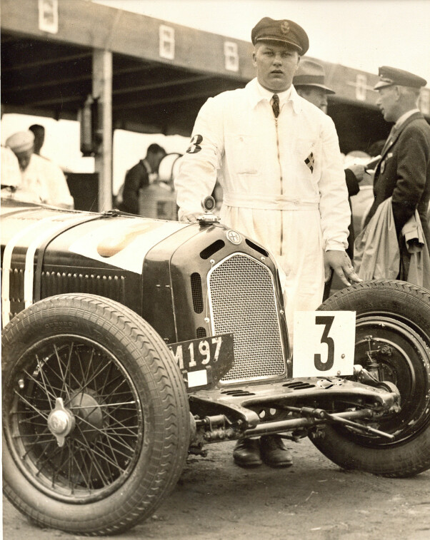 <b>STIL:</b> En slipskledd racerkjører Eugen Bjørnstad med sin Alfa Romeo. FOTO: Mortens Larsens samling <b>STIL:</b> En slipskledd racerkjører Eugen Bjørnstad med sin Alfa Romeo. FOTO: Mortens Larsens samling