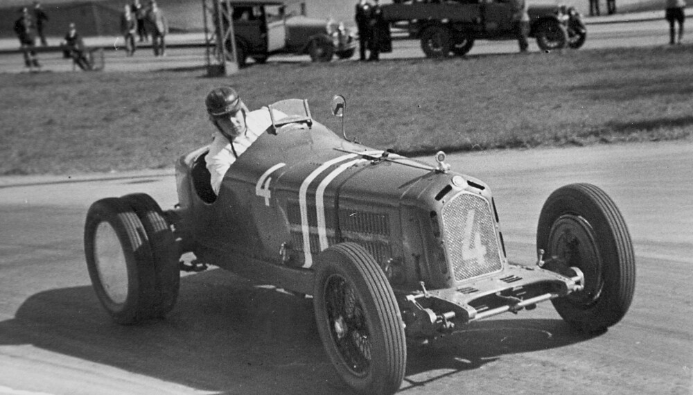 <b>DRISTIG:</b> Eugen Bjørnstad i Alfa Romeo med tvillinghjul og hjelm som ikke er festet. FOTO: Morten Larsens samling <b>DRISTIG:</b> Eugen Bjørnstad i Alfa Romeo med tvillinghjul og hjelm som ikke er festet. FOTO: Morten Larsens samling