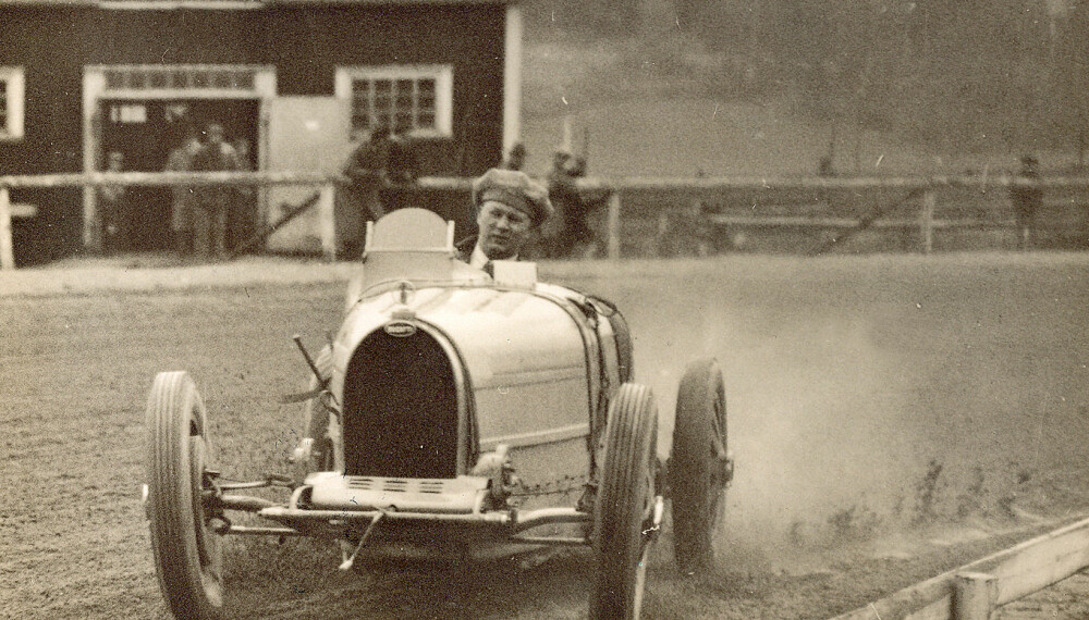 <b>INGEN HJELM:</b> Eugen Bjørnstad i klassisk stil i en Bugatti, med capsen bak frem. FOTO: Mortens Larsens samling <b>INGEN HJELM:</b> Eugen Bjørnstad i klassisk stil i en Bugatti, med capsen bak frem. FOTO: Mortens Larsens samling