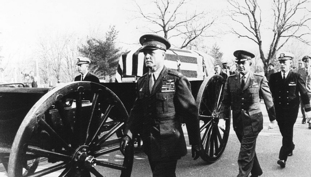 <b>GRISSOMS BEGRAVELSE:</b> Fra Grissoms begravelse. Forrest i æreskortesjen sees oberst John Glenn, USAs første astronaut i bane rundt Jorden. Grissom og Chaffee er begravet på Arlington-kirkegården, White ved West Point. <b>GRISSOMS BEGRAVELSE:</b> Fra Grissoms begravelse. Forrest i æreskortesjen sees oberst John Glenn, USAs første astronaut i bane rundt Jorden. Grissom og Chaffee er begravet på Arlington-kirkegården, White ved West Point.