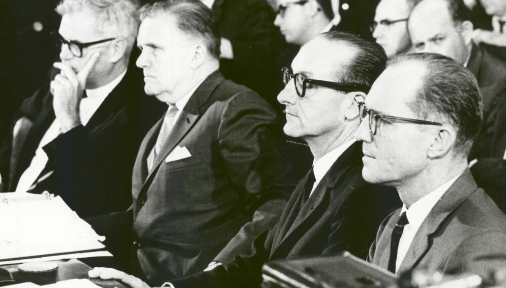 <b>LEDELSEN: </b>NASA-sjefer under en høring i kongressen etter ulykken. Fra venstre Robert C. Seamans, nestkommanderende, James E. Webb, øverste sjef, George E. Mueller, sjef for bemannet romfart, og Samuel C. Philips, sjef for Apollo-programmet.<b> </b> <b>LEDELSEN: </b>NASA-sjefer under en høring i kongressen etter ulykken. Fra venstre Robert C. Seamans, nestkommanderende, James E. Webb, øverste sjef, George E. Mueller, sjef for bemannet romfart, og Samuel C. Philips, sjef for Apollo-programmet.<b> </b>