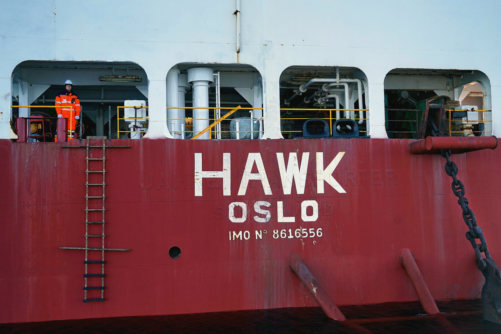 <b>VELKOMMEN:</b> Før avlasting gjennomgår frakteskipet Hawk såkalt balastering, hvor det pumpes inn enorme mengder vann slik at halve skipet senkes under vannoverflaten. <b>VELKOMMEN:</b> Før avlasting gjennomgår frakteskipet Hawk såkalt balastering, hvor det pumpes inn enorme mengder vann slik at halve skipet senkes under vannoverflaten.