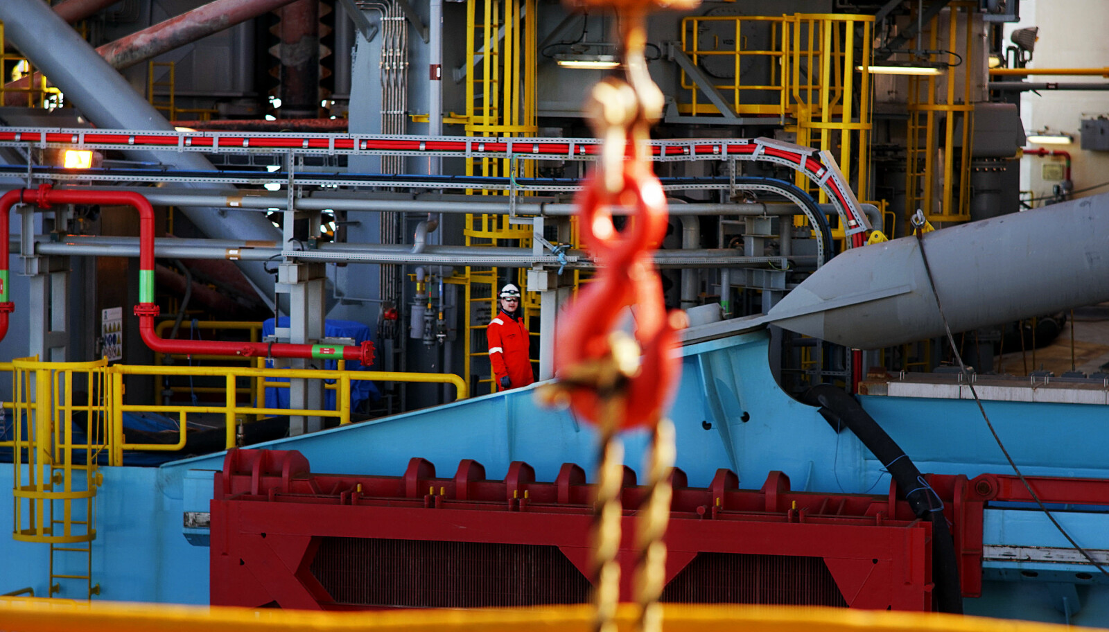 <b>ISOLERT:</b> En arbeider på Maersk Invincible på vei til kobling av slepeliner. <b>ISOLERT:</b> En arbeider på Maersk Invincible på vei til kobling av slepeliner.