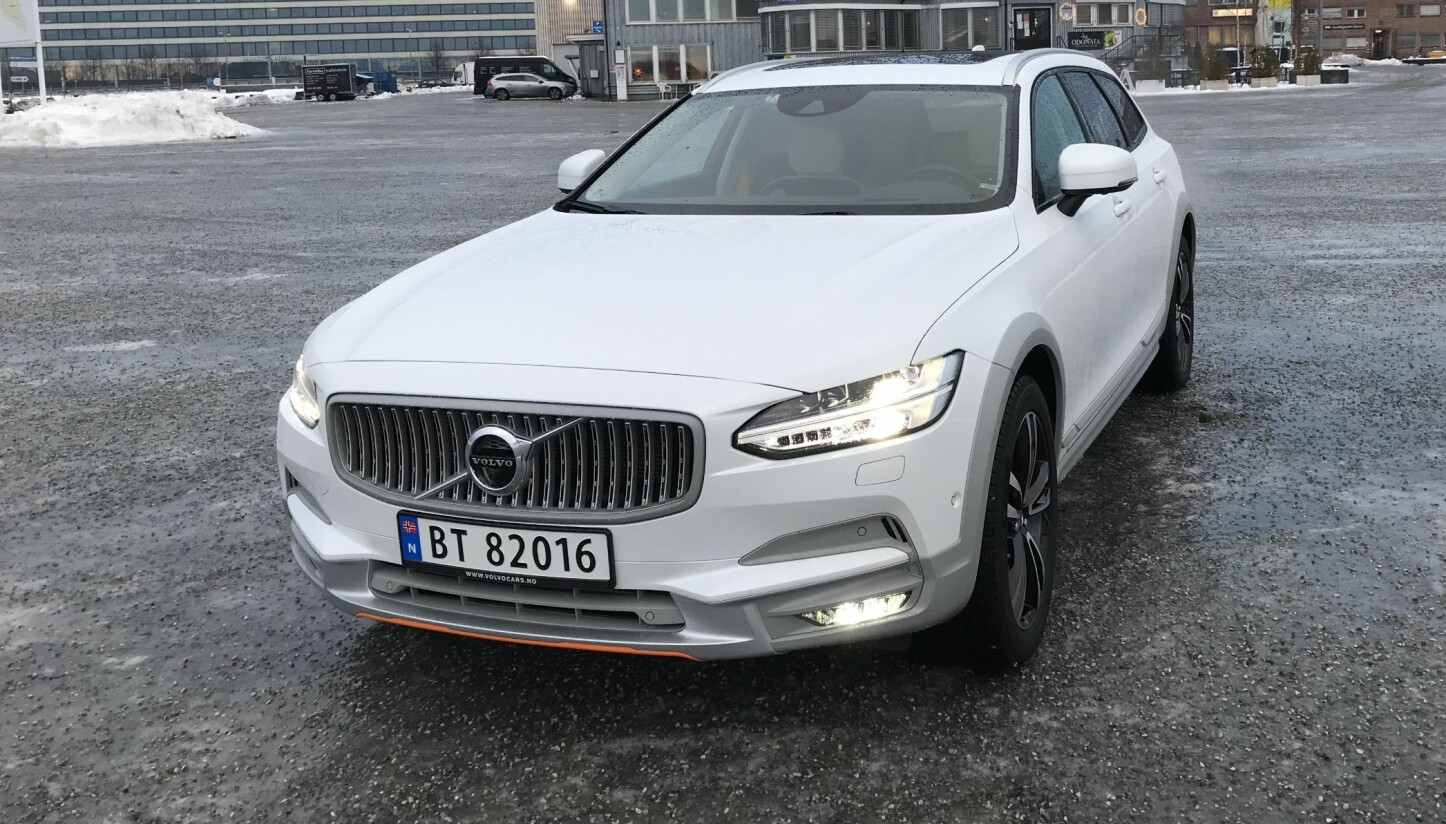 PRØVEKJØRT: Volvo V90 Cross Country Ocean Race med oransje detaljer og bensinmotor. PRØVEKJØRT: Volvo V90 Cross Country Ocean Race med oransje detaljer og bensinmotor.