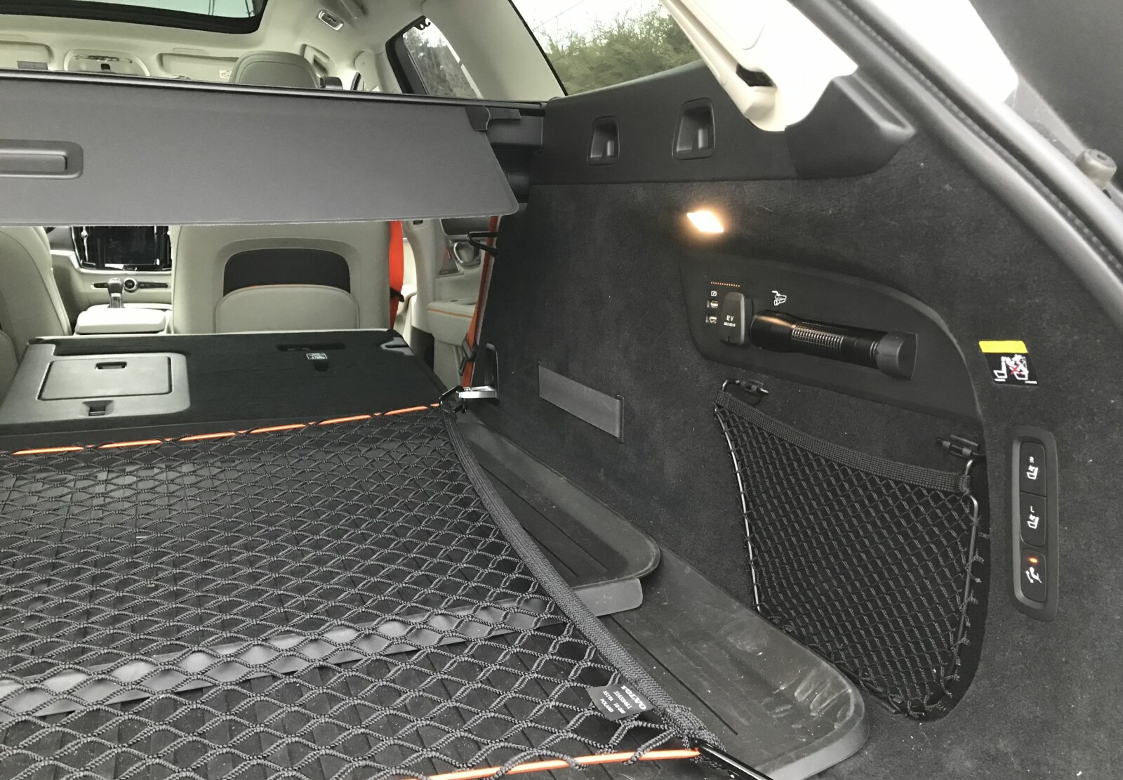 SMART: Bagasjeromsnett holder gjenstander trygt på plass og hindrer at de sklir rundt. SMART: Bagasjeromsnett holder gjenstander trygt på plass og hindrer at de sklir rundt.